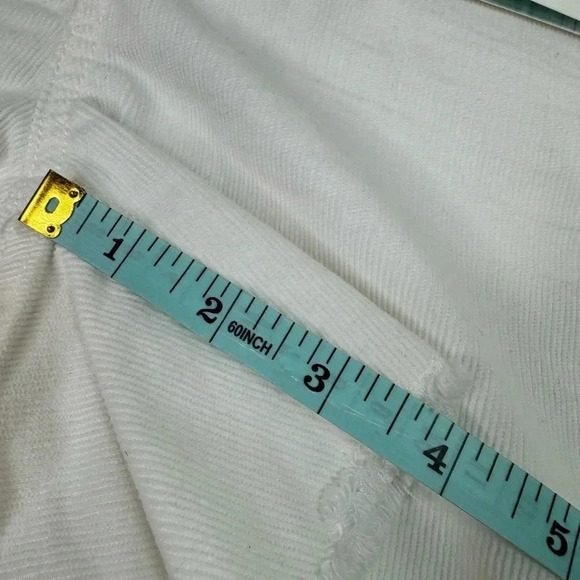 Carve Designs NWT Women’s White Cut Off Flat Front Shorts Size 14 - Picture 3 of 7